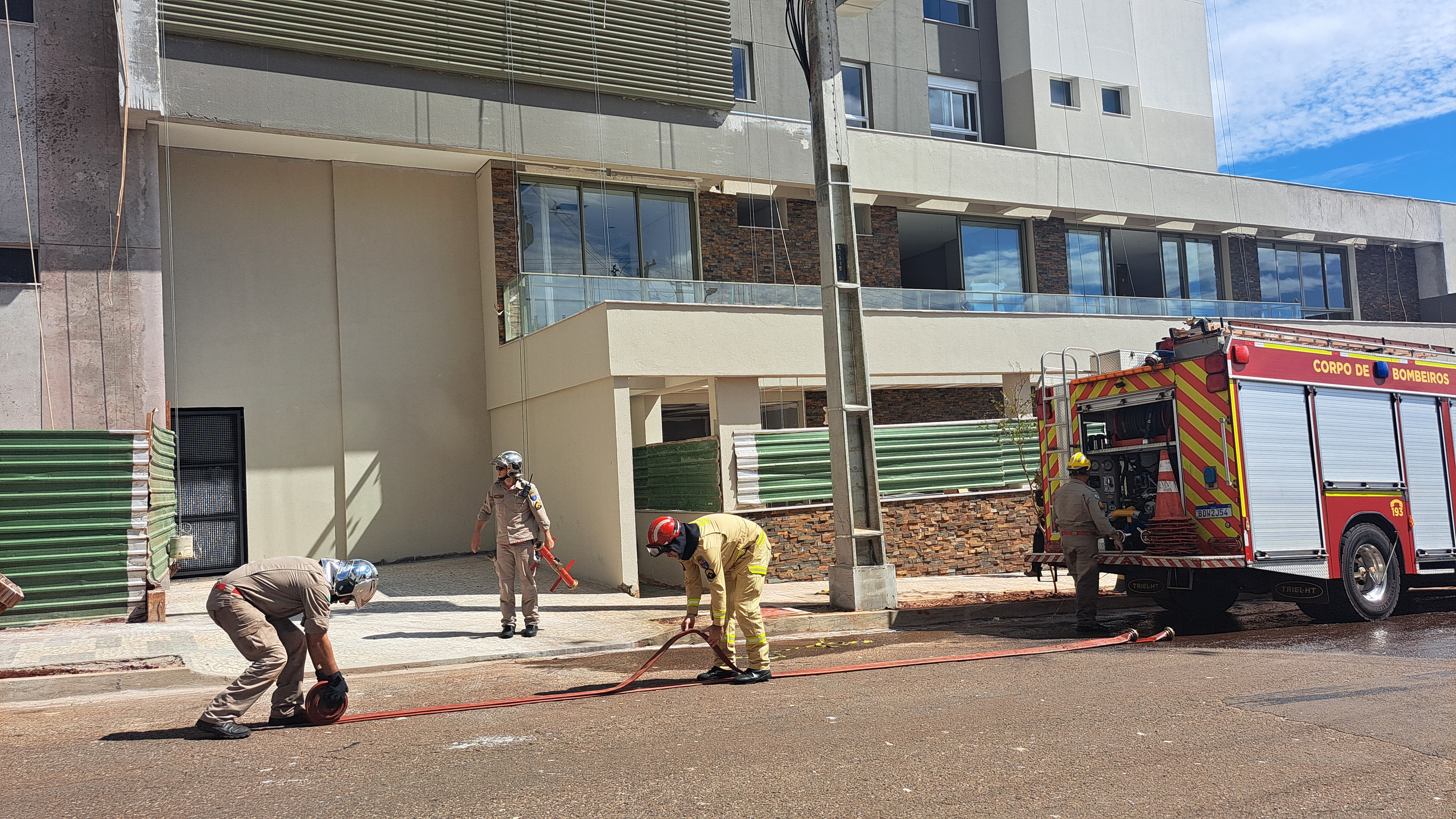 Corpo de Bombeiros treina equipes de combate a incêndio durante teste de pressurização em edifício