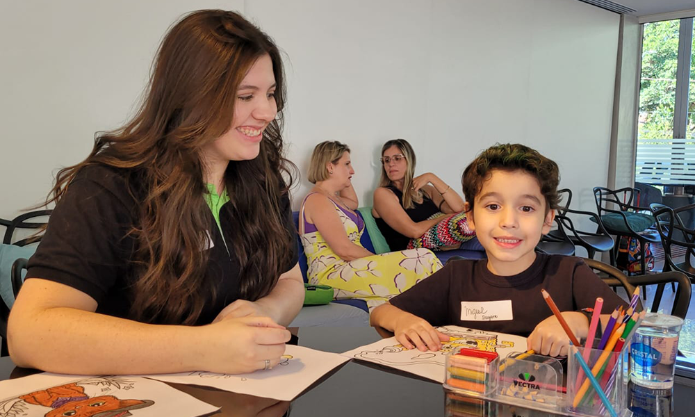 Com brincadeiras, palhaço e doces, Vectra promove dia especial para as crianças
